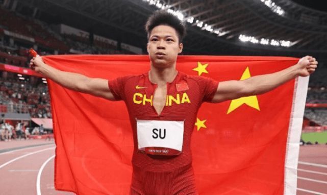 影片是按照《聊斋》中的“婴宁”故事所改编，讲述心肠仁慈的狐仙婴宁与前来灭妖的县文书王子服之间的恋爱故事，婴宁被王子服影响欲抛却妖性进修做人，最后为庇护王子服殉情而死。